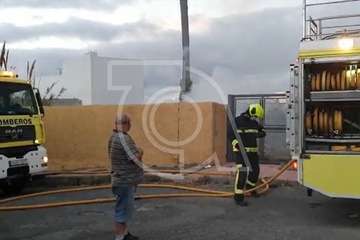 Los bomberos de Telde sofocan un conato de incendio en un solar de Lomo Bristol/TA.